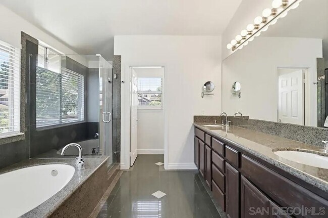 Building Photo - 1100 Corrales Ln