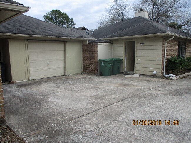 Building Photo - 10822 Lynbrook Dr