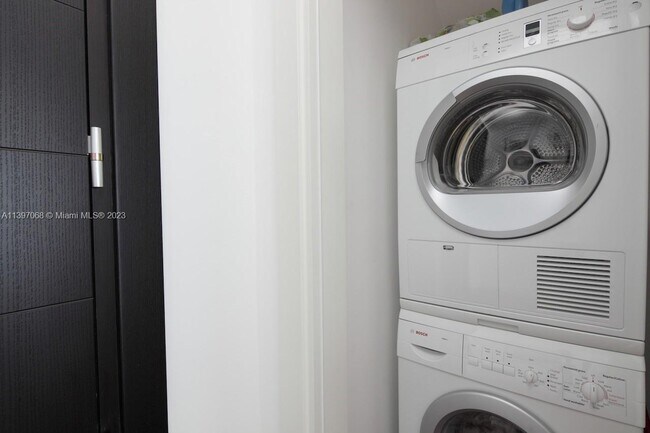 Building Photo - 200 S Biscayne Blvd