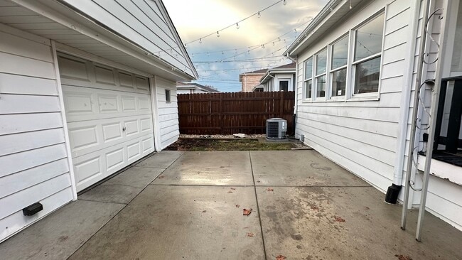 Building Photo - 7520 W Carmen Ave