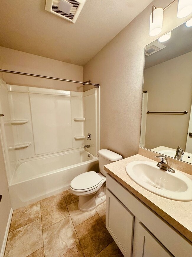 Building Photo - Beautifully designed condo!