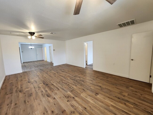 Building Photo - Renovated Beauty with a full-service Casita