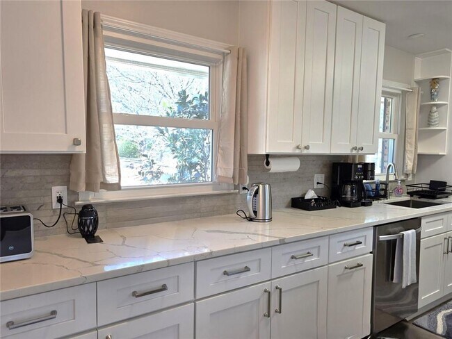 Building Photo - 2457 Sunset Dr NE