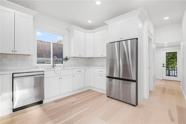 Building Photo - 7 Sheffield Ave