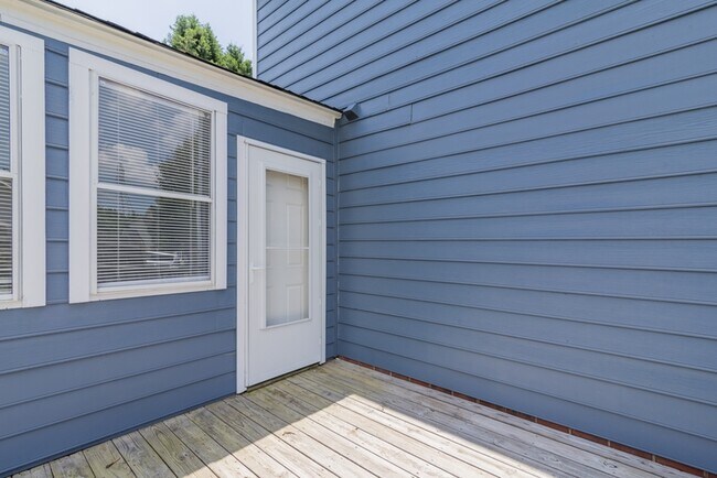 Building Photo - 578 Tryon Pl