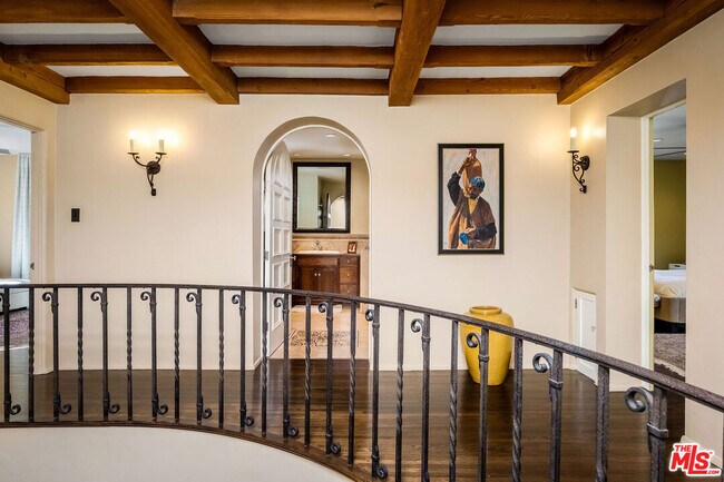 Building Photo - 500 N Las Palmas Ave