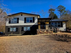 Building Photo - Gorgeous & updated 4 bed and 3 bath in the heart of Jacksonville!