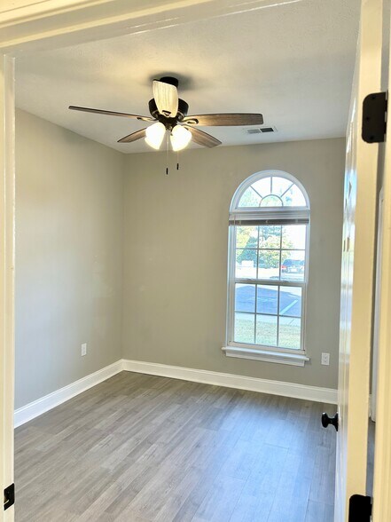 Building Photo - 110 Fountain Pointe Ln