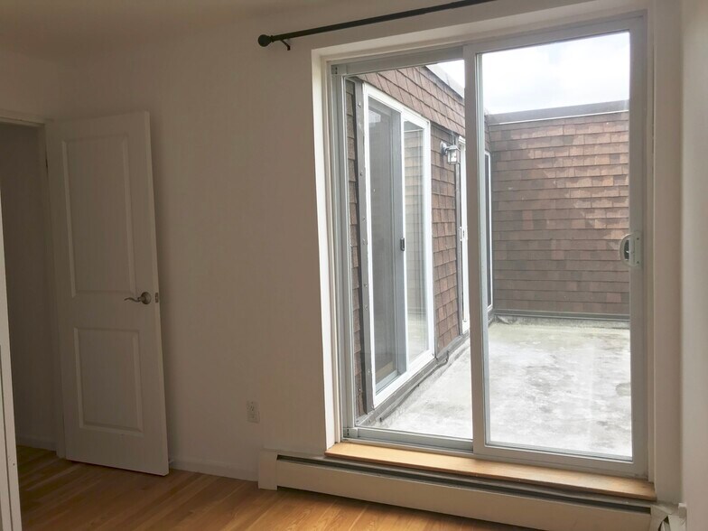 Building Photo - 142 Kenrick St
