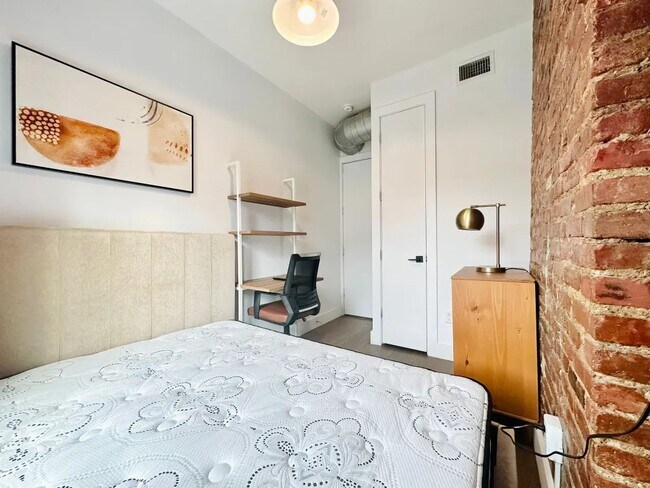 Building Photo - Furnished room/NOT APARTMENT