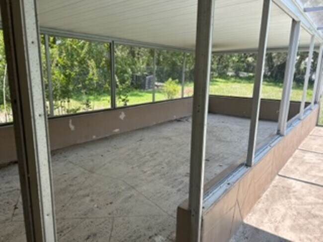 Building Photo - Large  3 bedroom, 2 bath pool home.