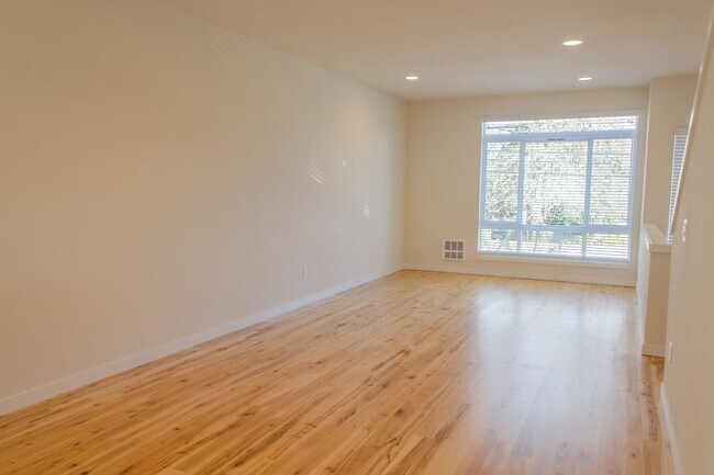 Building Photo - 3Bd/2.5Ba Seattle Townhouse