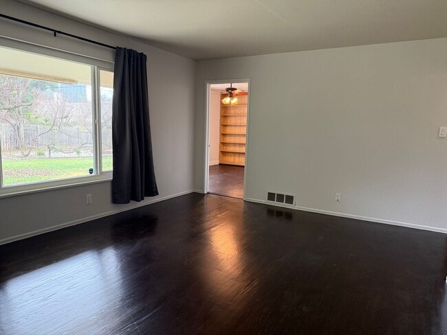 Building Photo - Adorable 3 bedroom 1.5 bath home garden setting