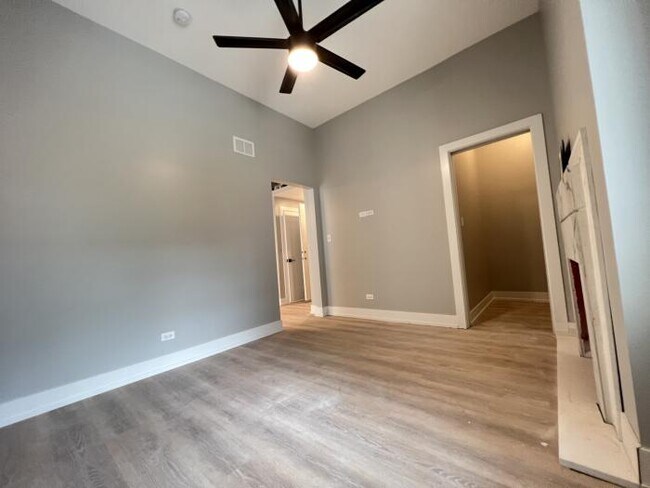 Building Photo - 1 bedroom in Chicago IL 60657