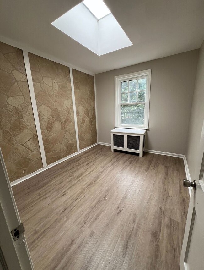 Building Photo - Renovated 3 Bedroom End Unit Available Now!