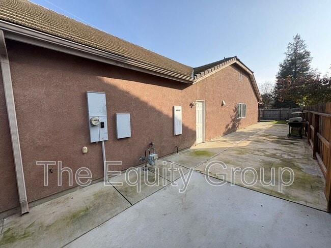 Building Photo - 4911 W Elkhorn Ave