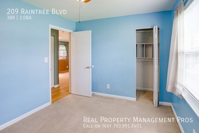 Building Photo - 209 Raintree Blvd