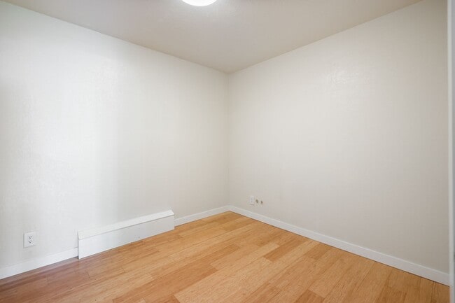 Building Photo - Room to roam! 3 bed, living, dining, den, ...