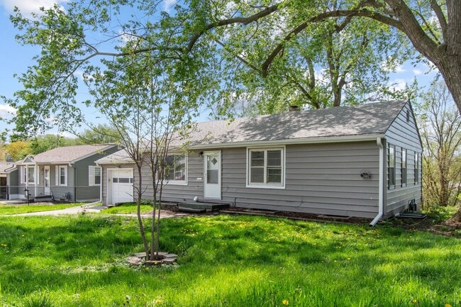 Building Photo - Spacious and Updated 4-Bedroom Home Near Field Club!