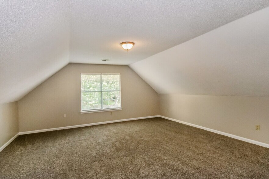 Building Photo - 5554 Lakefront Dr