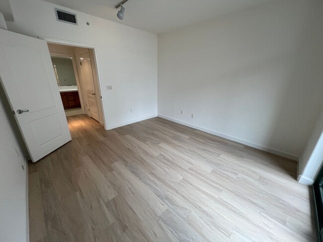 Building Photo - $3,595 - Beautiful and Spacious Downtown San Jose 2bd/2ba Condo in a Luxury Complex Next To SJSU