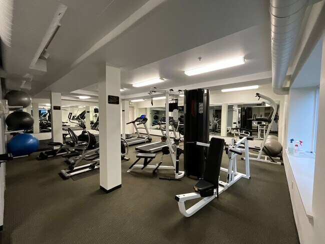Building Photo - Move-In Special! Urban 1-Bedroom Apartment...