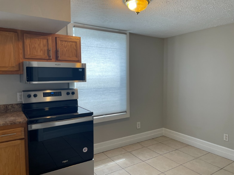Building Photo - 90 E 8th Ave