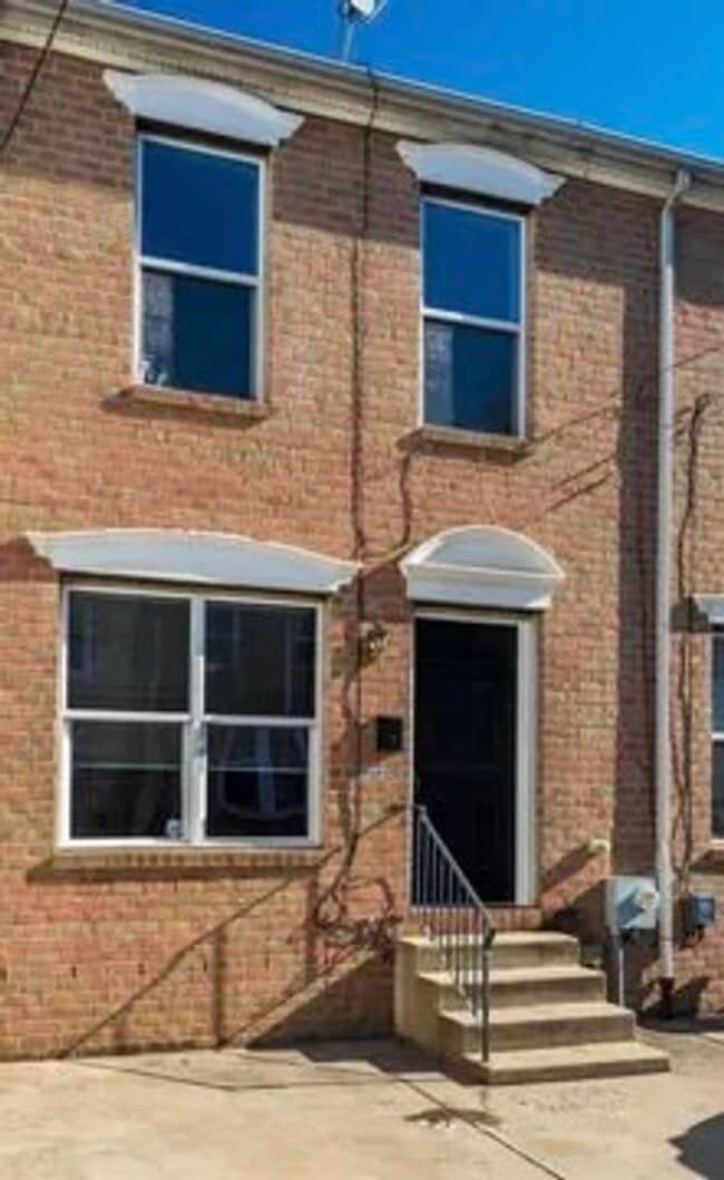 Building Photo - Beautifully Renovated 4 Bedroom | 3.5 Bathroom Home – Modern Finishes & Spacious Layout