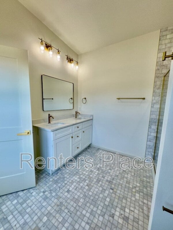 Building Photo - 1140 S Quincy Ave