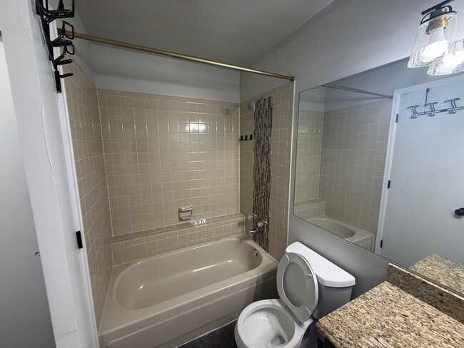 Building Photo - Beautiful Condo on Iguana – Now Available for Rent