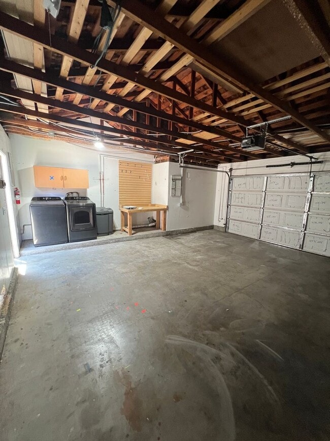 Building Photo - Updated Townhome in Ventura