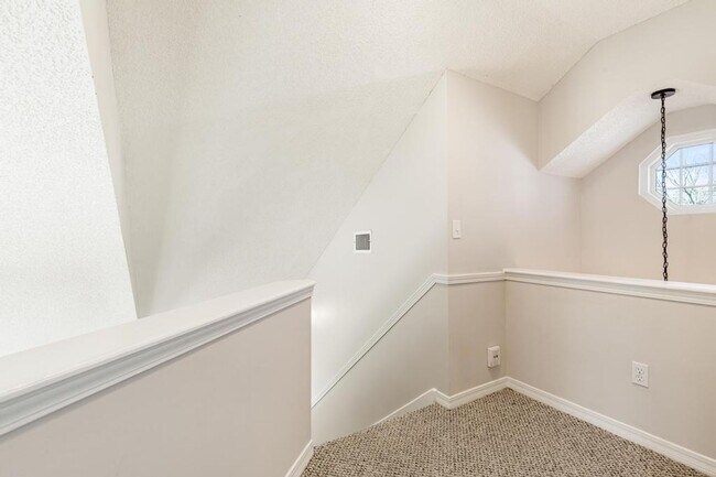 Building Photo - Charming Waterfront Home in Southside