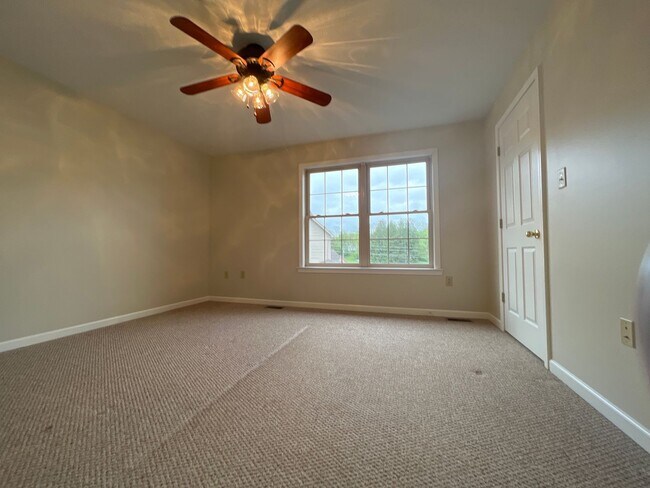 Building Photo - 2 Bedroom townhouse with garage near Med C...