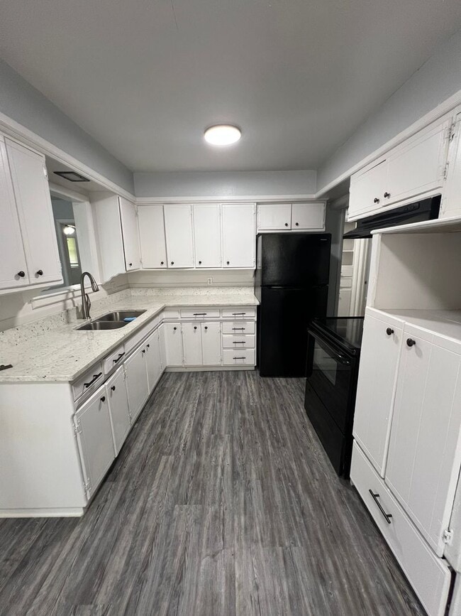 Building Photo - Must see 3 bed, 1 1/2 bath home near Downt...