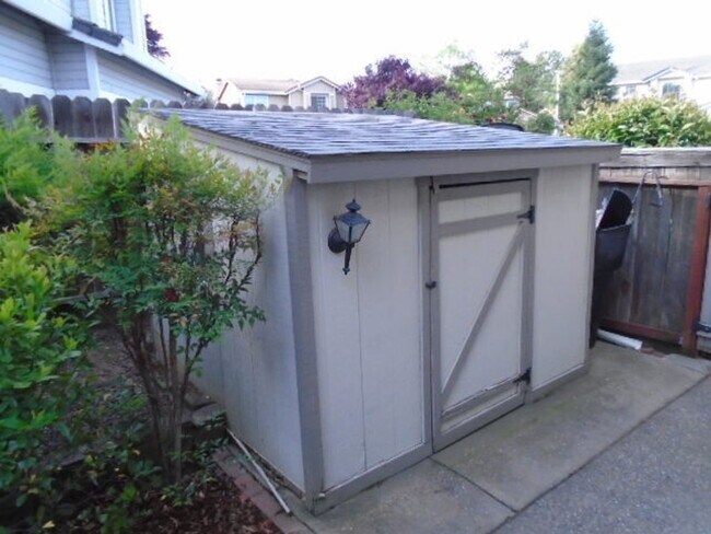 Building Photo - NICE TWO STORY, 3 BEDROOM, 3 FULL BATHROOM...