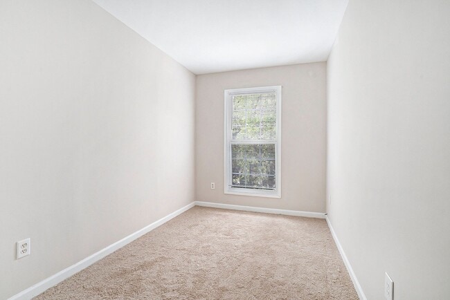 Building Photo - Conveniently Located 3BR/2.5BA Townhome in...
