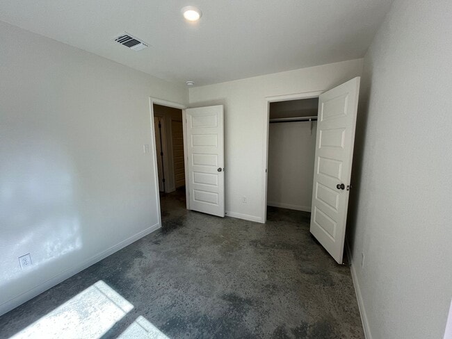 Building Photo - 913 Switchgrass Dr