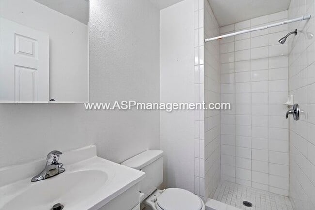 Building Photo - SANDY BEAUTIFUL 5 BED 3 BATH FAMILY HOME