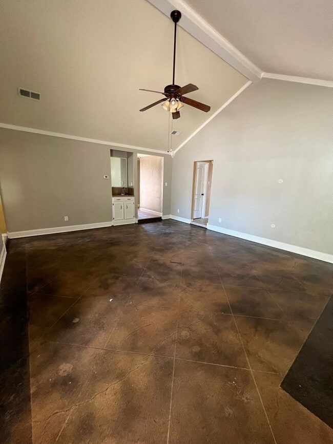 Building Photo - Great Southside Home