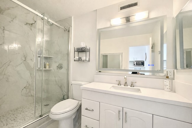 Building Photo - 425 Ena Rd