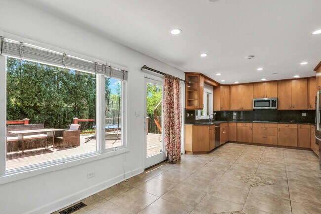 Building Photo - 107 E Burr Oak Dr