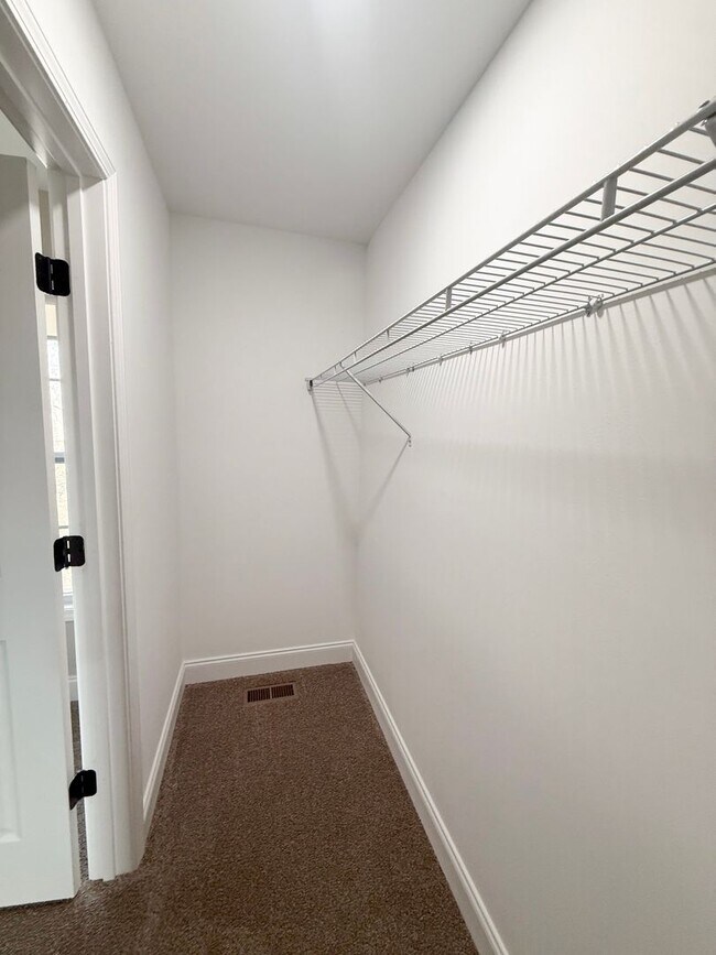 Building Photo - 5200 Oak Pt Ct