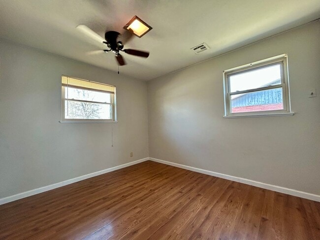 Building Photo - 3bd/1ba HOME in a Great Neighborhood with ...