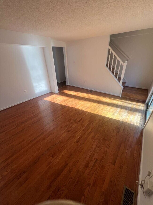 Building Photo - Charming 3-Level Townhome in Prime North Stafford Location