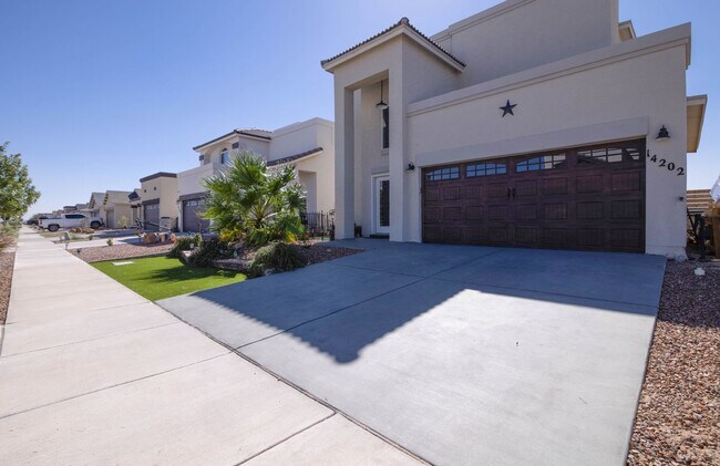 Building Photo - Beautiful East side House with 3 beds-2.5 ...