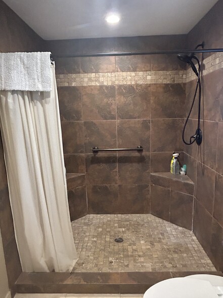 Walk in shower - 6108 Cloudy Ridge St