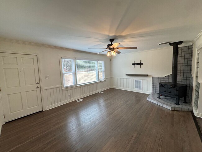 Building Photo - Cozy Home with Upgraded Finishes