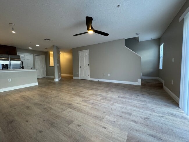 Building Photo - Fully Renovated Townhome | Modern Quartz K...