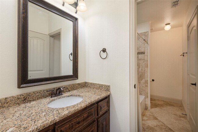 Building Photo - Oak Point Beauty