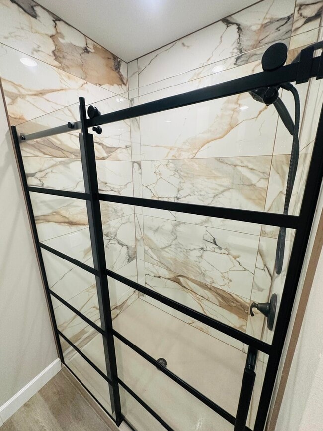 Building Photo - 726 Vine Dr